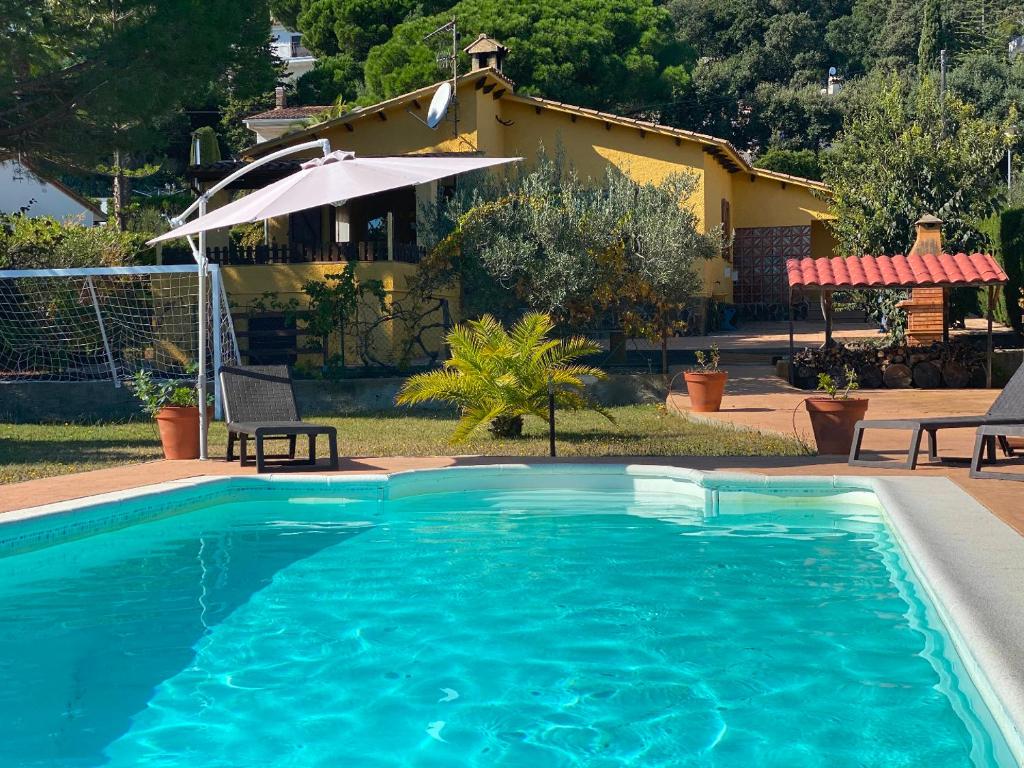 - une piscine en face d'une maison dans l'établissement Club Villamar - Rubia, à Calonge