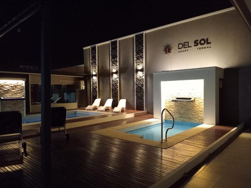 - Piscina con bañera de hidromasaje en un edificio en DEL SOL APART TERMAL en Termas de Río Hondo