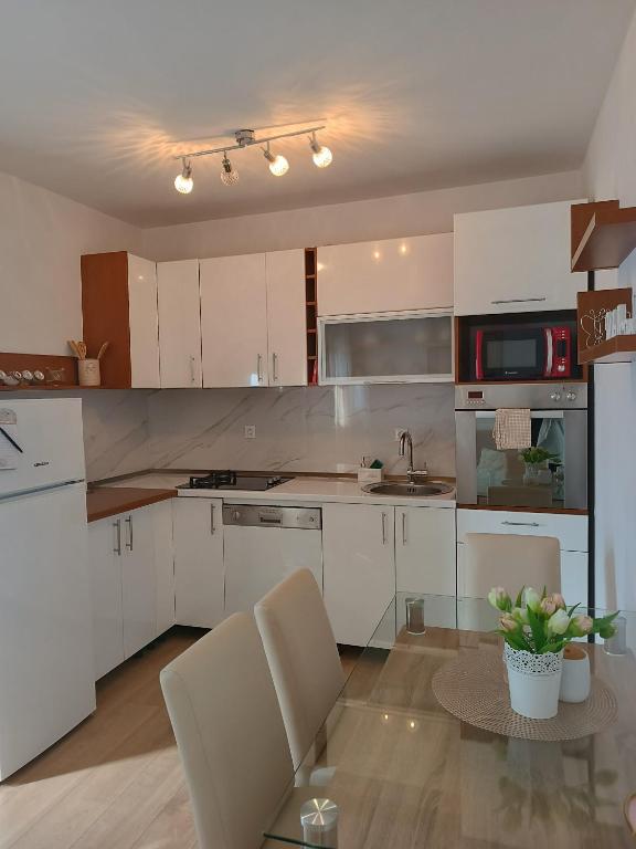 Kuchyň nebo kuchyňský kout v ubytování Apartman ANAMARIA
