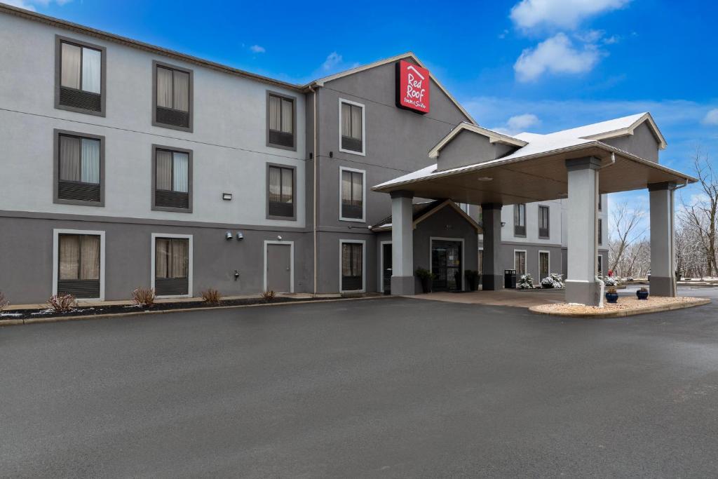 a rendering of the front of a hotel at Red Roof Inn & Suites Bloomsburg - Mifflinville in Mifflinville