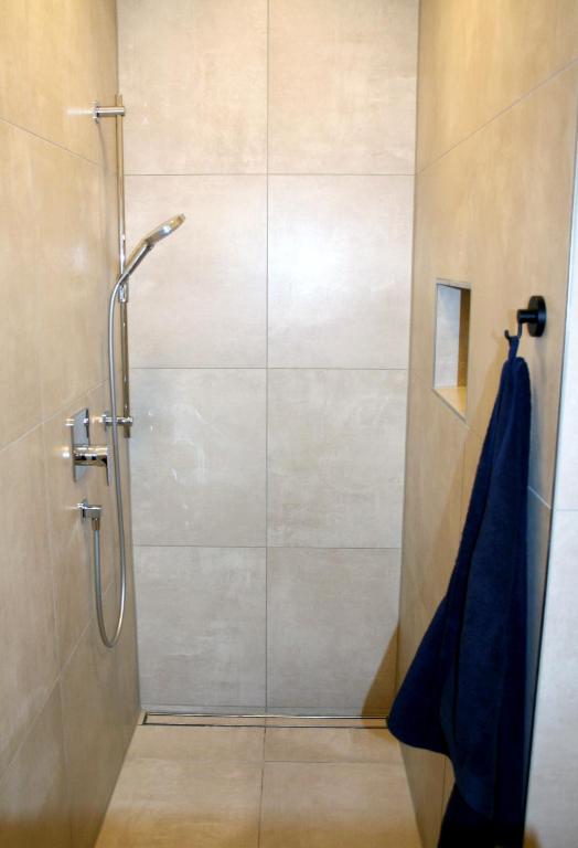 Koupelna v ubytování Seezeit - gemütliche Ferienwohnung, Tiefgarage, Cospudener See