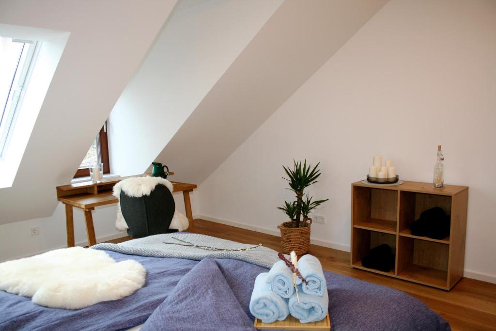 Postel nebo postele na pokoji v ubytování Seezeit - gemütliche Ferienwohnung, Tiefgarage, Cospudener See