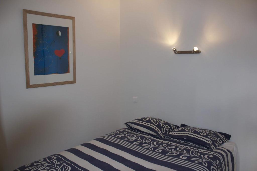 een bed in een kamer met een foto aan de muur bij Tour Eiffel Grenelle in Parijs