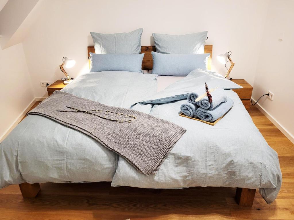 Postel nebo postele na pokoji v ubytování Seezeit - gemütliche Ferienwohnung, Tiefgarage, Cospudener See