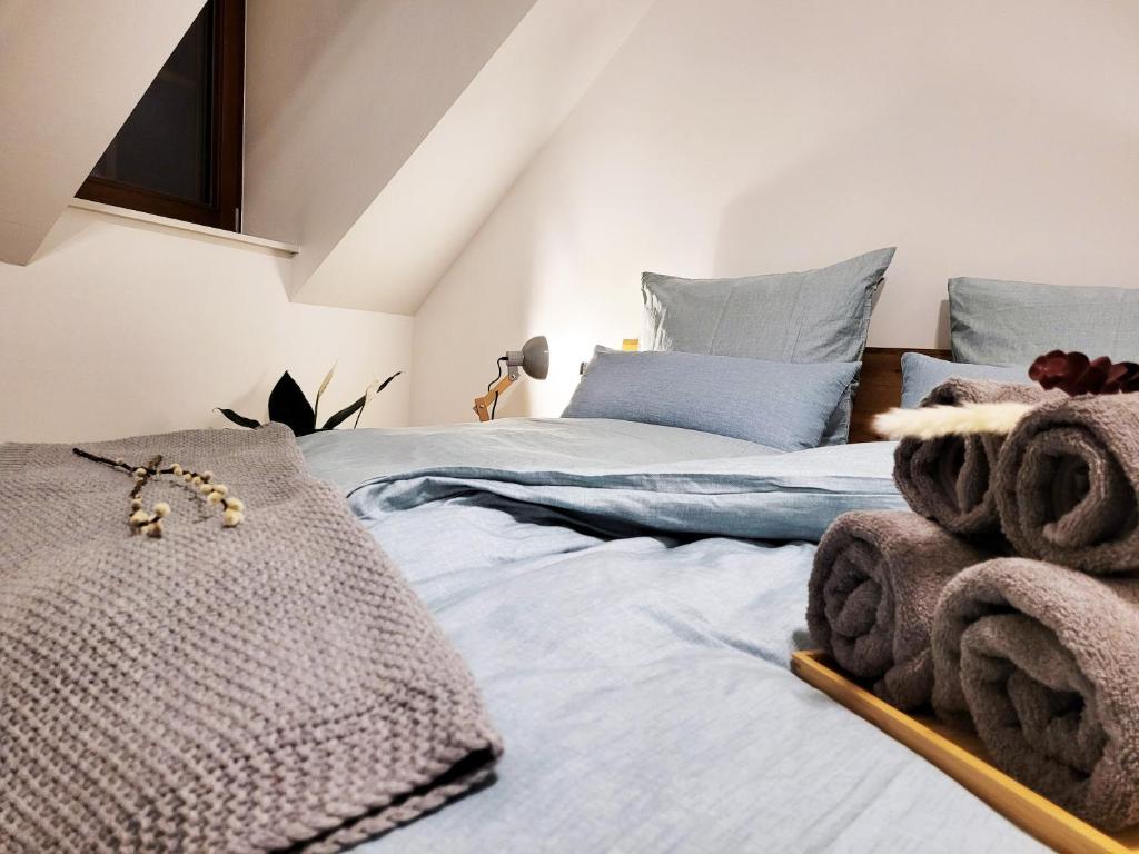 Postel nebo postele na pokoji v ubytování Seezeit - gemütliche Ferienwohnung, Tiefgarage, Cospudener See