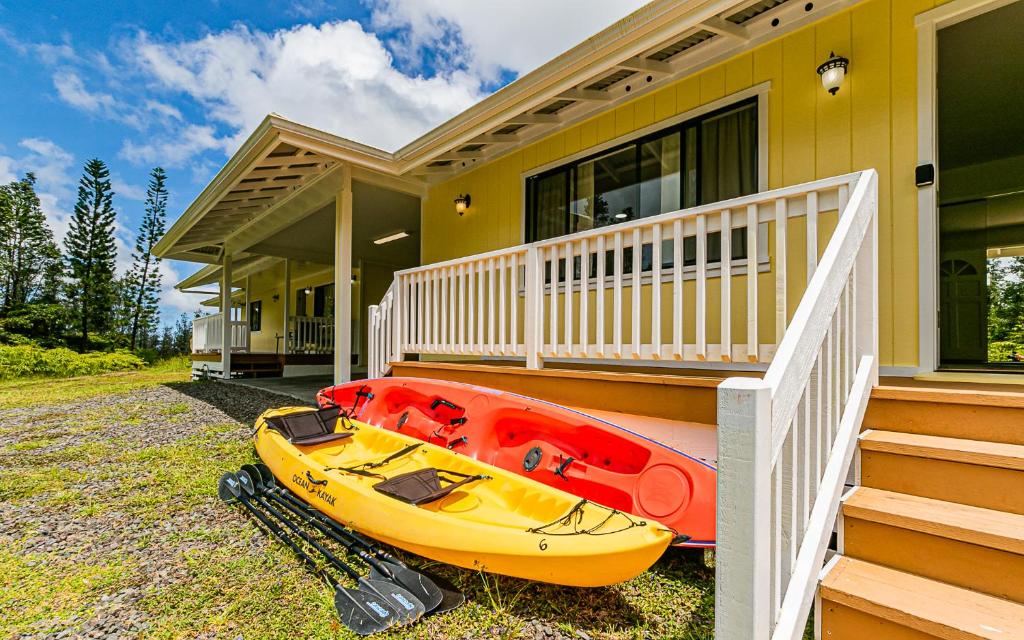 un kayak amarillo y rojo sentado fuera de una casa en Hawaiian Plantation Style Home in Mountain View, en Mountain View