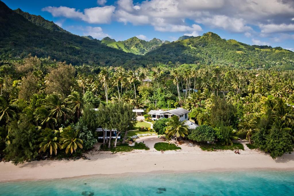 z powietrza widok na ośrodek na plaży z palmami w obiekcie Aroa Beachside Resort w mieście Rarotonga