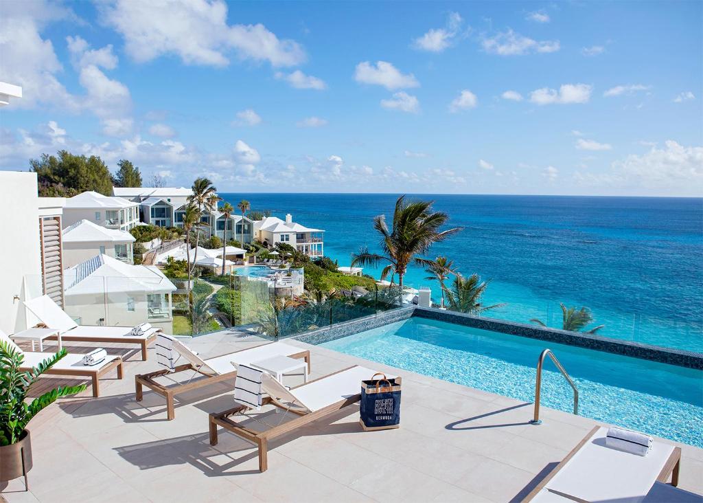 - une piscine avec vue sur l'océan dans l'établissement Azura Bermuda, à Les Bermudes