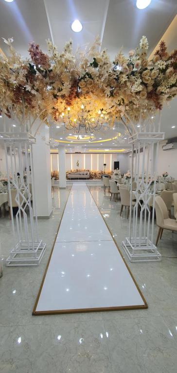 Restaurace v ubytování فندق المستقبل للشقق الفندقية ALMUSTAQBAL HOTEL Apartments