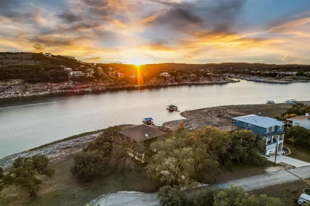 Rustic Lakefront Getaway, Lago Vista (updated prices 2024)