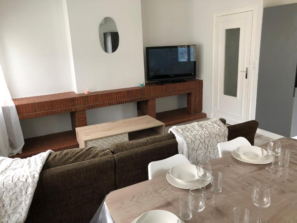 TV a/nebo společenská místnost v ubytování Appartement cosy et lumineux