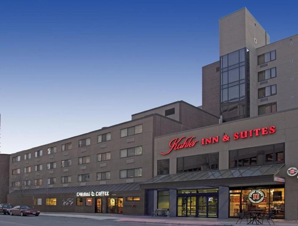 ein großes Gebäude mit einem Sushi-Gasthaus und Suiten in der Unterkunft Kahler Inn and Suites in Rochester