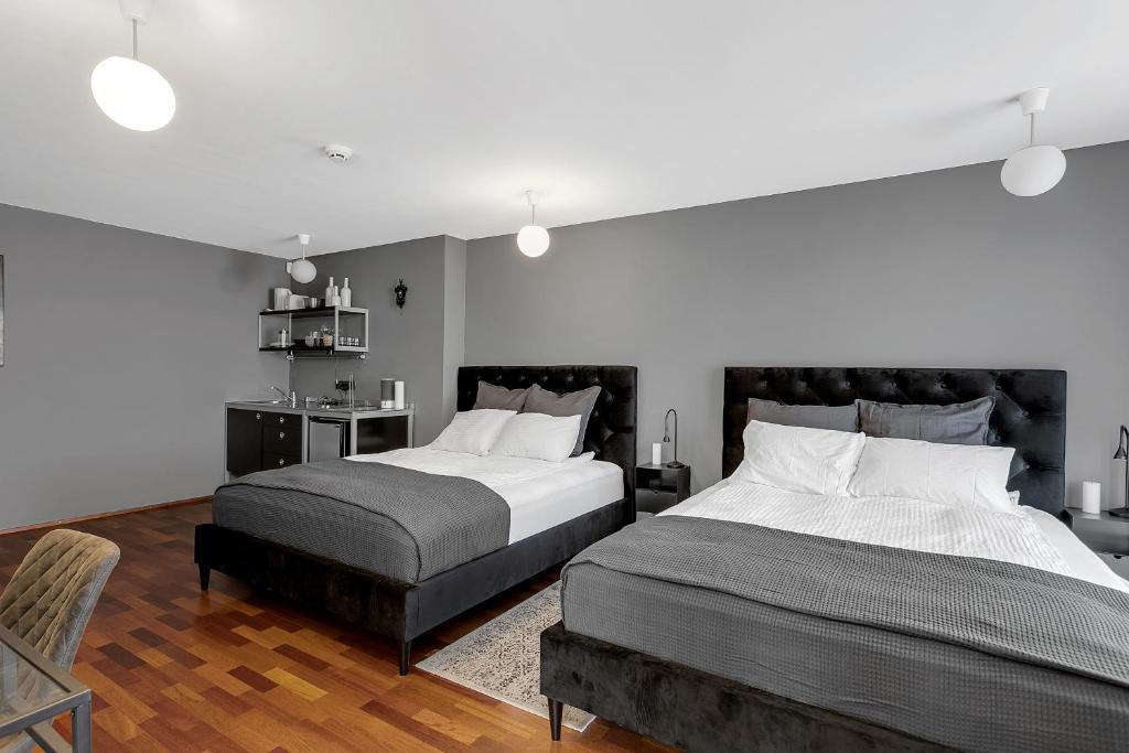 1 dormitorio con 2 camas y 1 silla en Studio Apartment with Ocean View, en Reikiavik