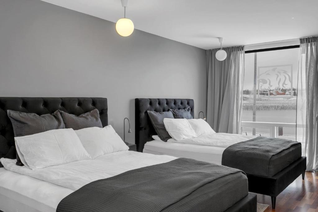 um quarto com 2 camas e uma janela em Studio Apartment with Ocean View em Reykjavík
