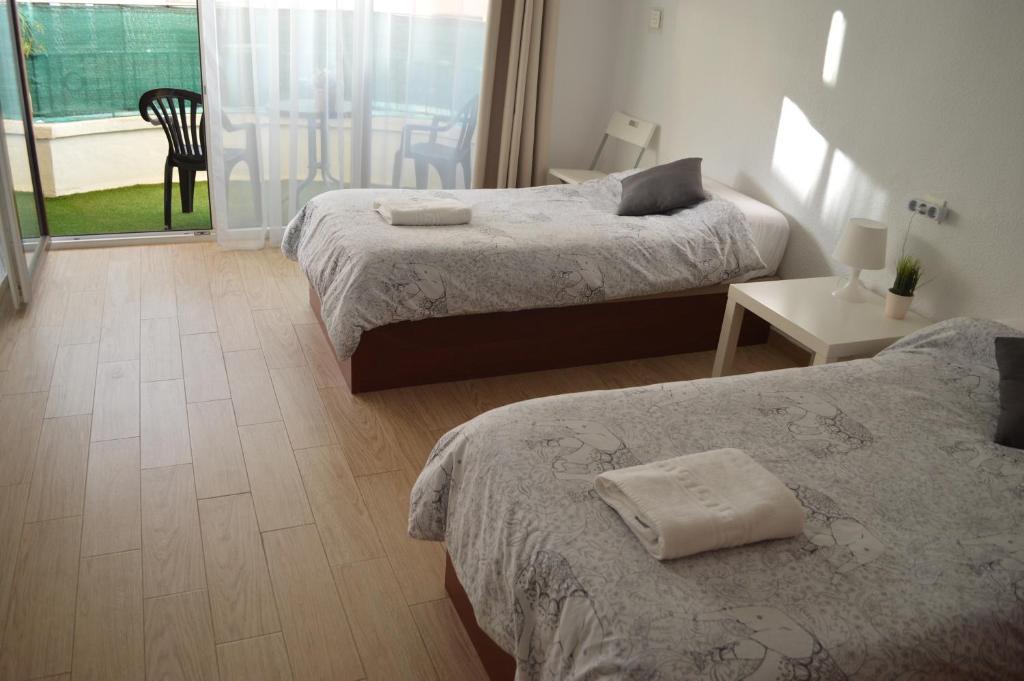 sypialnia z 2 łóżkami i balkonem w obiekcie Habitación privada Granada centro w Grenadzie