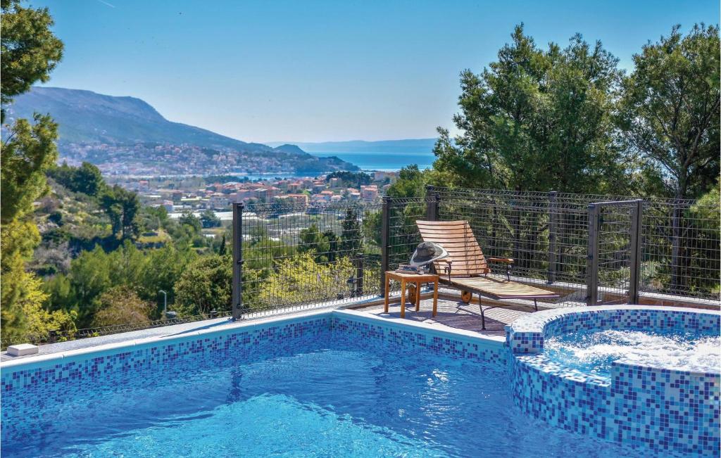 een zwembad met uitzicht op de stad bij Lovely Home In Split With Jacuzzi in Split