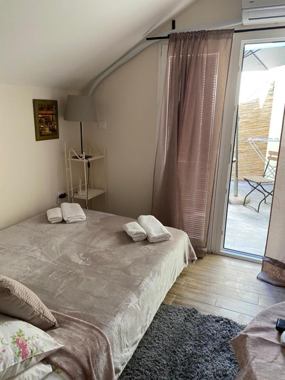 - une chambre avec un lit et 2 oreillers dans l'établissement Villa Elita - Bela Crkva, à Bela Crkva