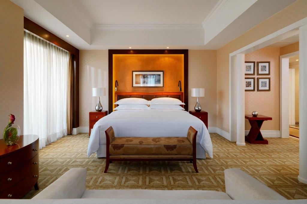 Postel nebo postele na pokoji v ubytování Sheraton Cairo Hotel & Casino