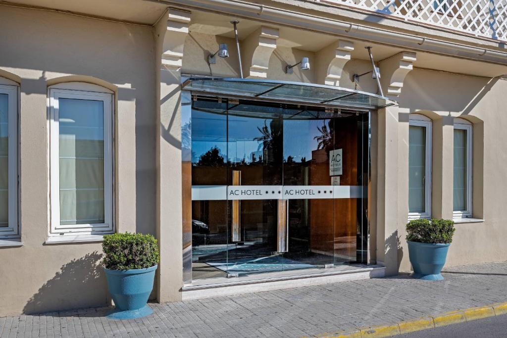 frente a una tienda con una gran ventana de cristal en AC Hotel La Línea by Marriott en La Línea de la Concepción