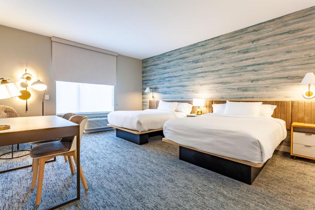 um quarto de hotel com duas camas e uma secretária em TownePlace Suites by Marriott Raleigh - University Area em Raleigh