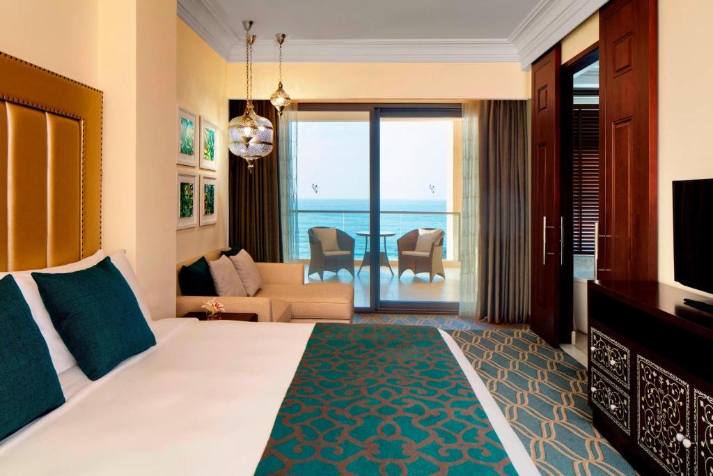 Postel nebo postele na pokoji v ubytování Ajman Saray, a Luxury Collection Resort, Ajman