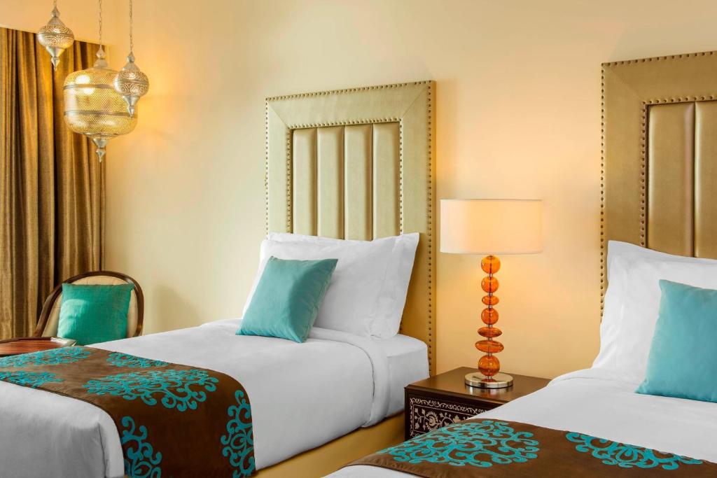 Postel nebo postele na pokoji v ubytování Ajman Saray, a Luxury Collection Resort, Ajman