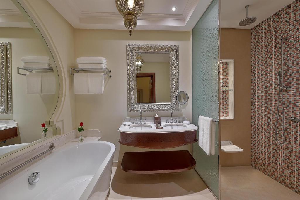 Koupelna v ubytování Ajman Saray, a Luxury Collection Resort, Ajman