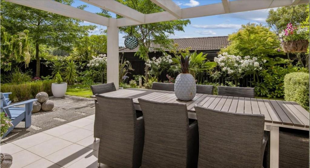 Une table et des chaises en bois sont disponibles sur la terrasse. dans l'établissement Idyllic Tui, à Picton