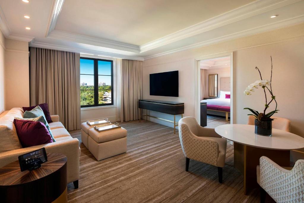 The St. Regis Atlanta - Suite St. Regis, Suite, 1 Roi, Lit En Suppression Alternative: Canapé-lit