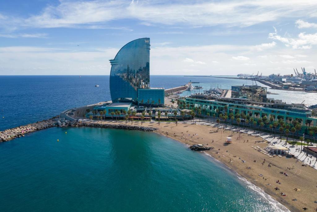 - une vue aérienne sur une plage avec un bâtiment dans l'établissement W Barcelona, à Barcelone