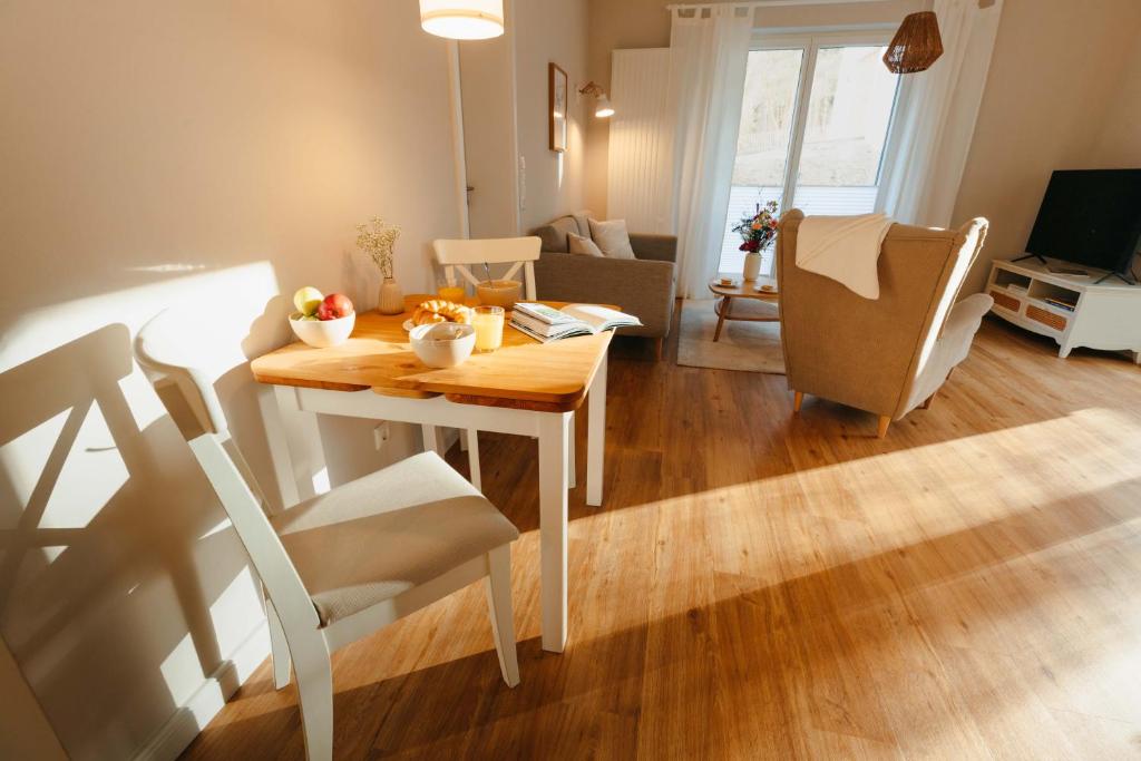 a kitchen and living room with a table and chairs at Fine Stuuv in Ratzeburg