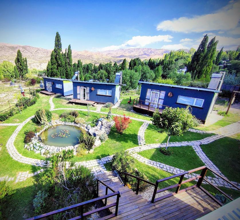 - une vue aérienne sur une maison avec un jardin dans l'établissement CASA FARO ARTE, à Potrerillos