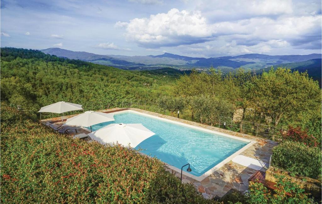 uma vista superior de uma piscina com guarda-sóis em Villa Rosa em Poppi