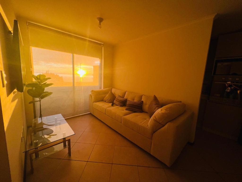 ein Wohnzimmer mit einem Sofa und einem Tisch in der Unterkunft Departamento vista al mar 3 habitaciones 2 baños in Constitución