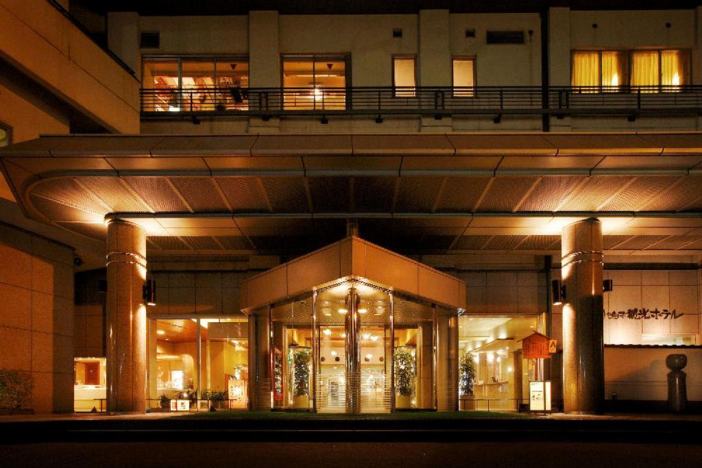 大崎市にある鳴子観光ホテルの夜間の建物正面