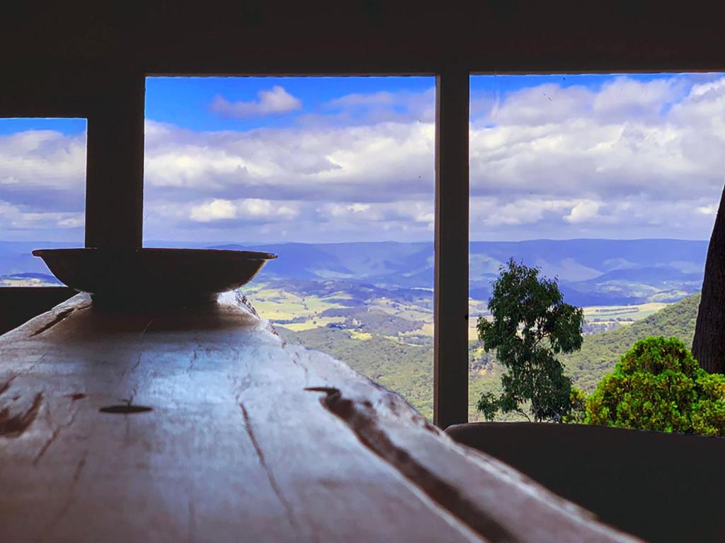 Zimmer mit Fenstern und Bergblick in der Unterkunft Moonya Lodge in Mount Victoria