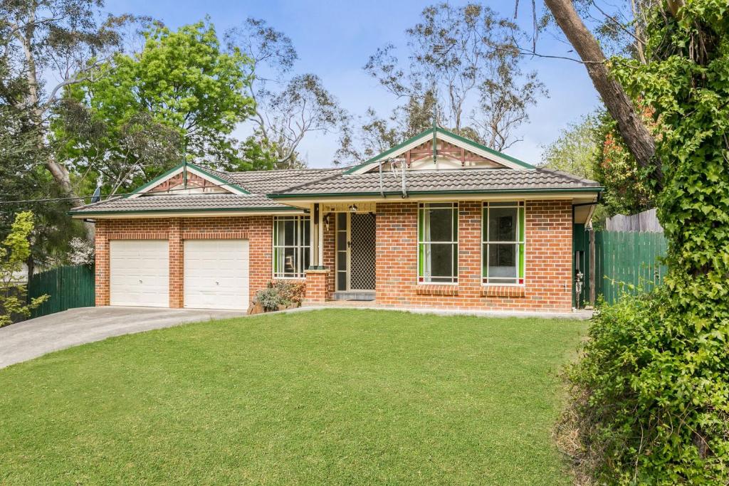 una casa de ladrillo rojo con un gran patio en Minnehaha, en Katoomba