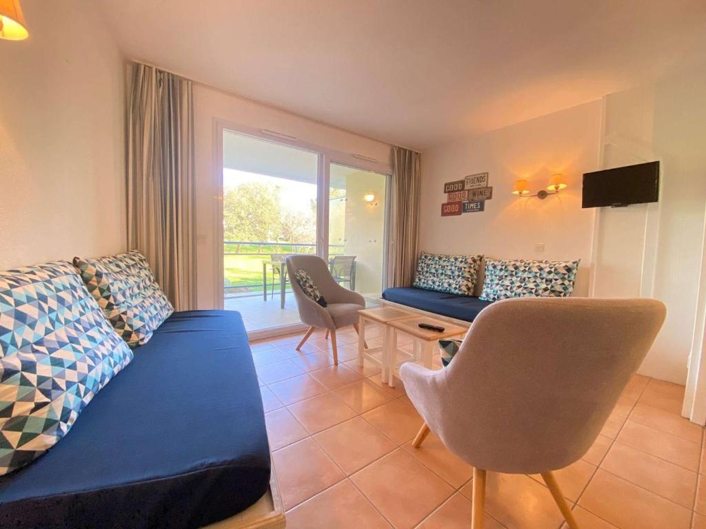 un salon avec un canapé bleu et une table dans l'établissement Appartement 2 pièces avec terrasse, parking, piscines - à 300m de la plage à La Baule - FR-1-245-18, à La Baule