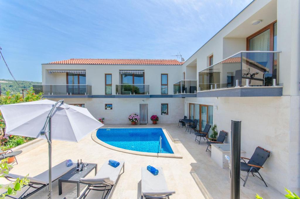 an image of a villa with a swimming pool at Apartments Villa LA in Drvenik Veli
