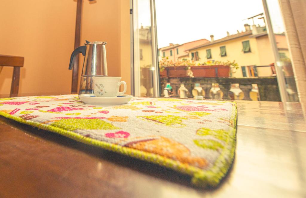 una taza de café sobre una mesa en Relax Brugnato, en Brugnato
