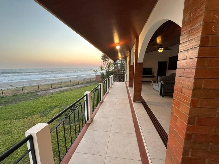 balcón con vistas al océano en Villa Las Gemelas, en La Libertad