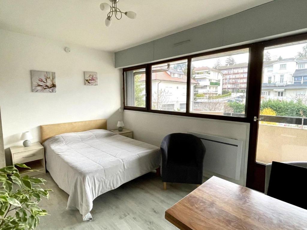 Posteľ alebo postele v izbe v ubytovaní Studio calme avec balcon, parking et animaux admis à Aix-les-Bains - FR-1-555-86