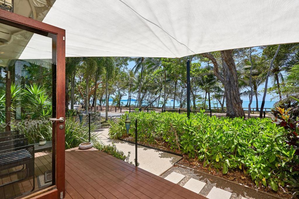 una porta aperta su un patio con vista sull'oceano di Onda Beach Clifton Beach a Clifton Beach