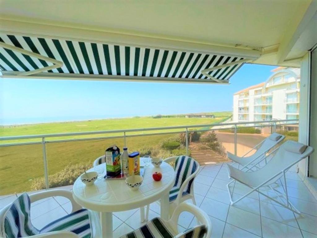 Fotografia z galérie ubytovania Bel appartement face mer avec piscine, à 2 pas de la plage - FR-1-652-32 v destinácii Saint-Jean-de-Monts