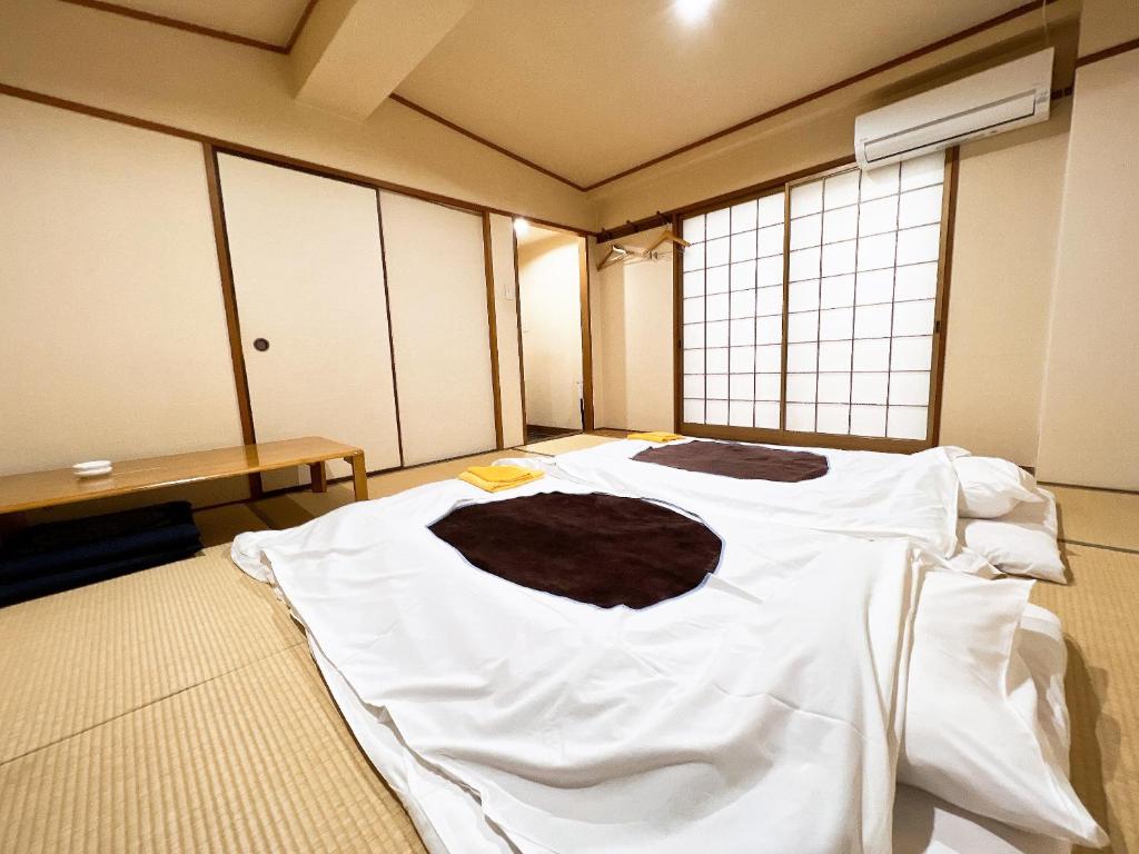 Tempat tidur dalam kamar di ビジネスホテル ごとう＠ＮＥＴ