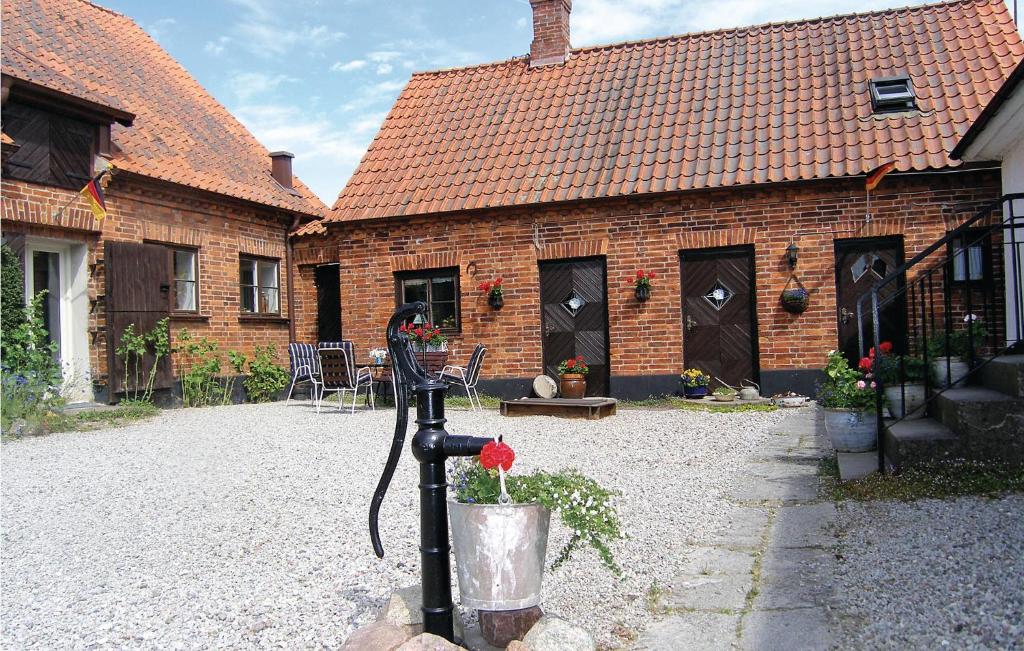 ein Haus mit einem Hydranten im Innenhof in der Unterkunft Lindersgrden in Staffanstorp