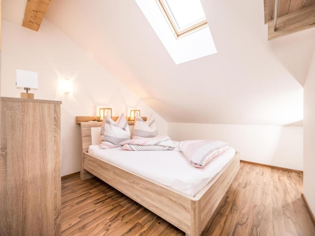 A bed or beds in a room at Apartment near the ski area and lake