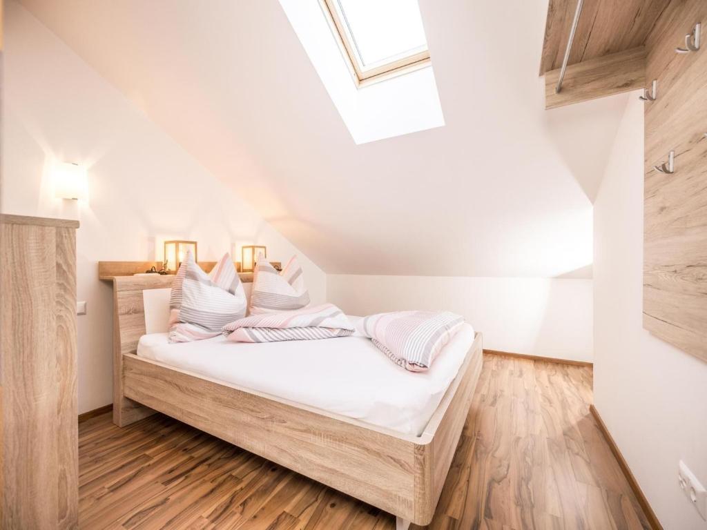 A bed or beds in a room at Apartment near the ski area and lake