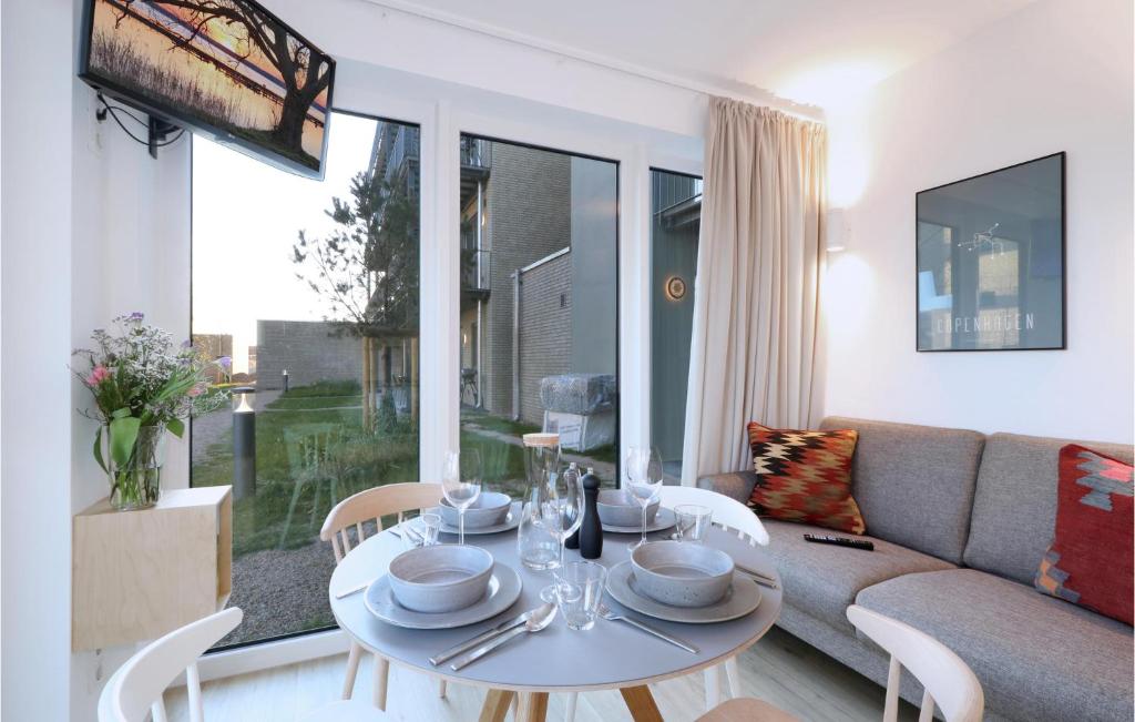 a living room with a table and a couch at Nice Apartment In Lembruchdümmer See in Lembruch