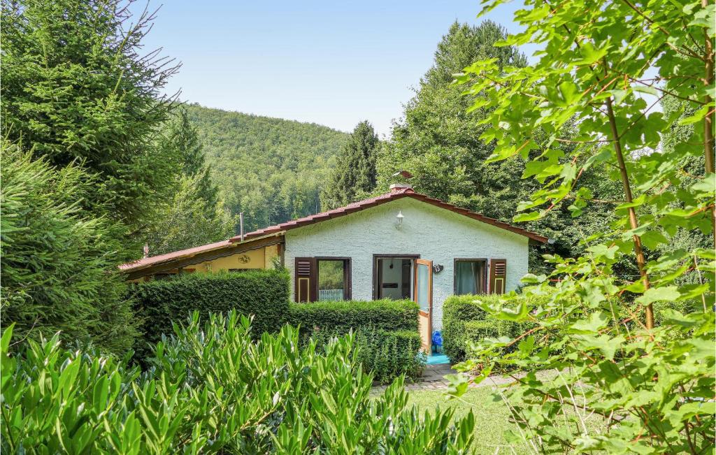 una pequeña casa en medio de un bosque en Awesome Home In Winterstein With House A Mountain View, en Winterstein